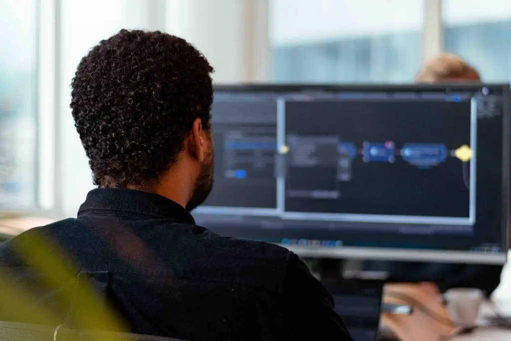 aan-het-werk-achter-een-monitorscherm