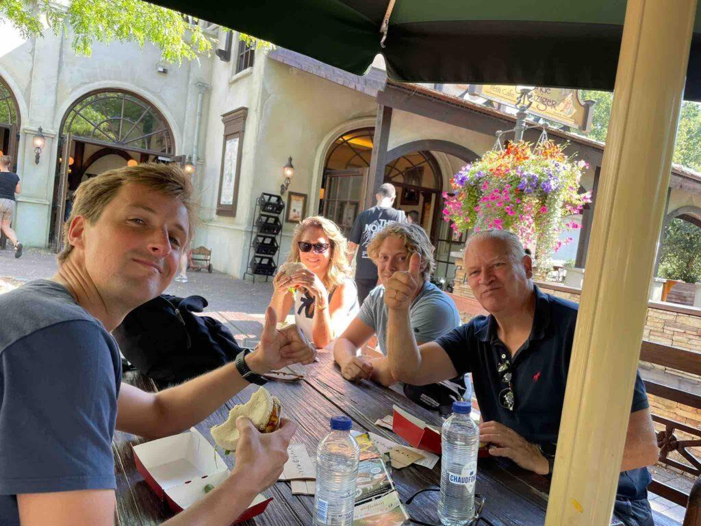 Boozt24-team-samen-aan-het-lunchen-bij-efteling